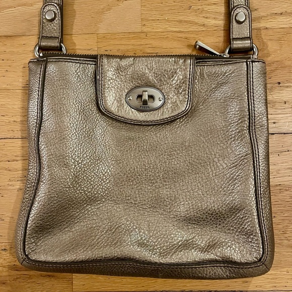 Fossil pebbled leather champagne colored Marlow turn latch crossbody - Picture 2 of 5